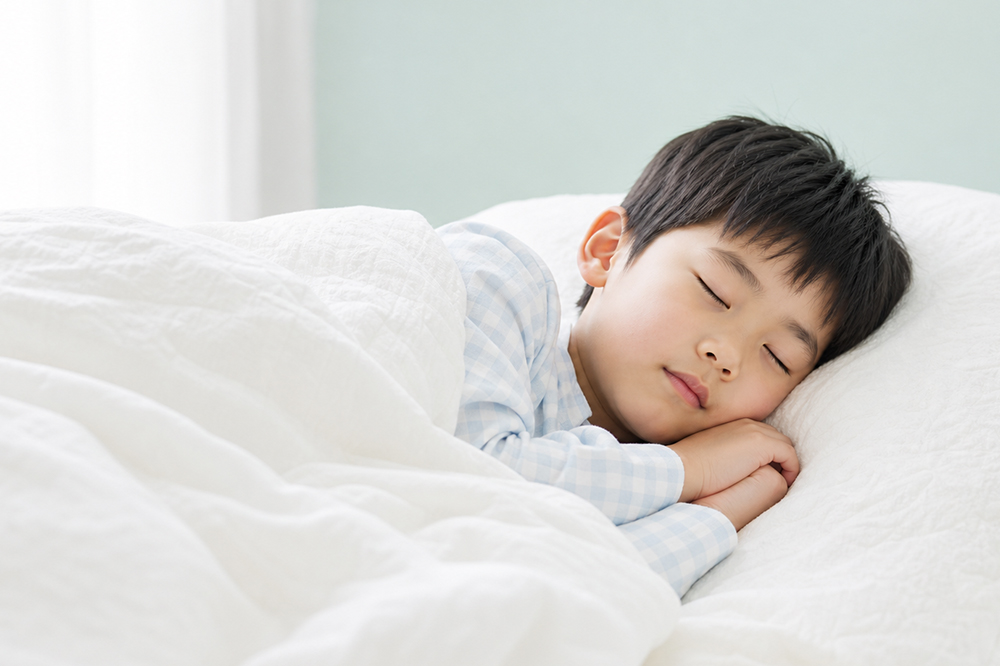 ぐっすり布団で眠る６歳の男の子